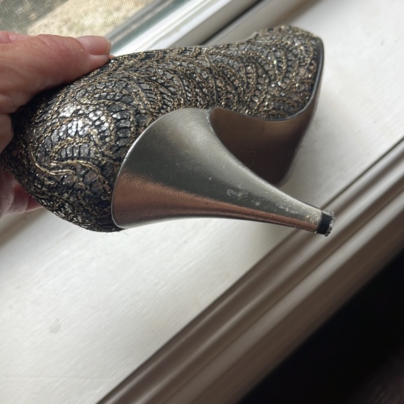 Vintage Bruno Magli pumps. Some wear on heels and the back of one of the shoes. - Picture 5 of 6
